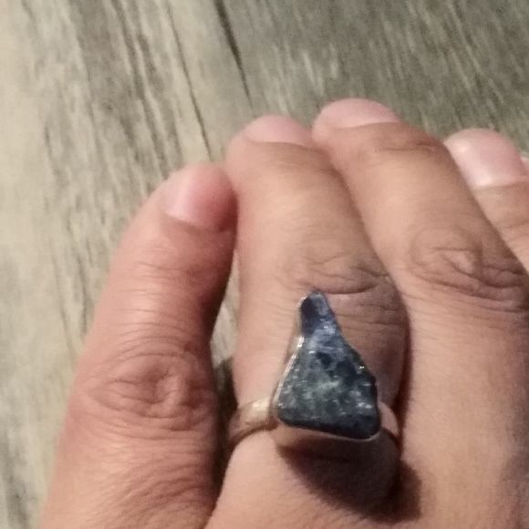 Triangle raw stone Tanzanite Sterling silver ring - Picture 3 of 4